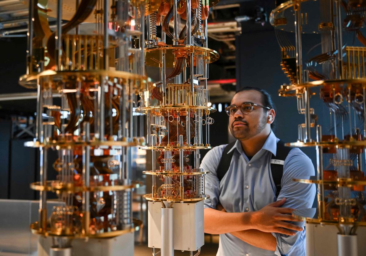 Un empleado examina partes del IBM Quantum System Two en el Centro de Investigación Thomas J. Watson de IBM en Nueva York