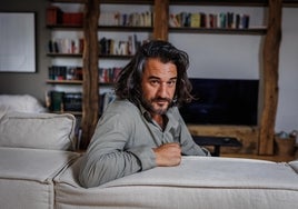 Manuel Jabois,  premio Cavia:   «Es más fácil hacer dudar a alguien hablando de amor que hablando de política»