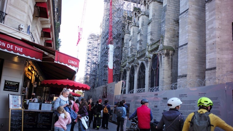 Notre-Dame aún lucen andamios