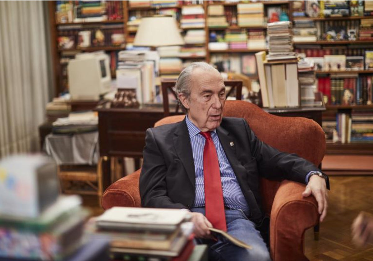 Luis Alberto de Cuenca, en su casa, rodeado de libros