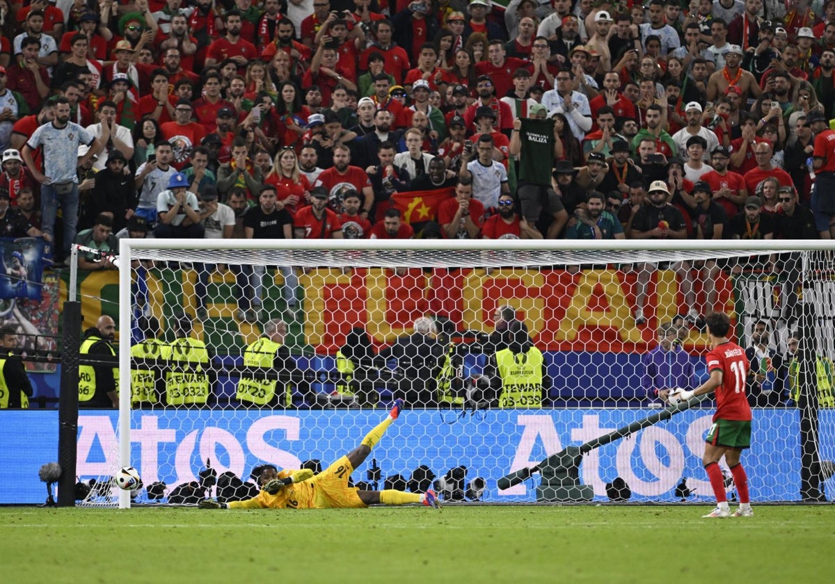 El lanzamiento de Joao Félix que se estrelló en el palo derecho