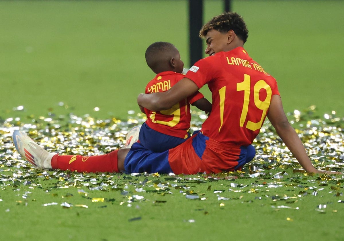 Lamine Yamal celebra con su hermano pequeño la victoria de la selección española sobre el verde del Olímpico de Berlín