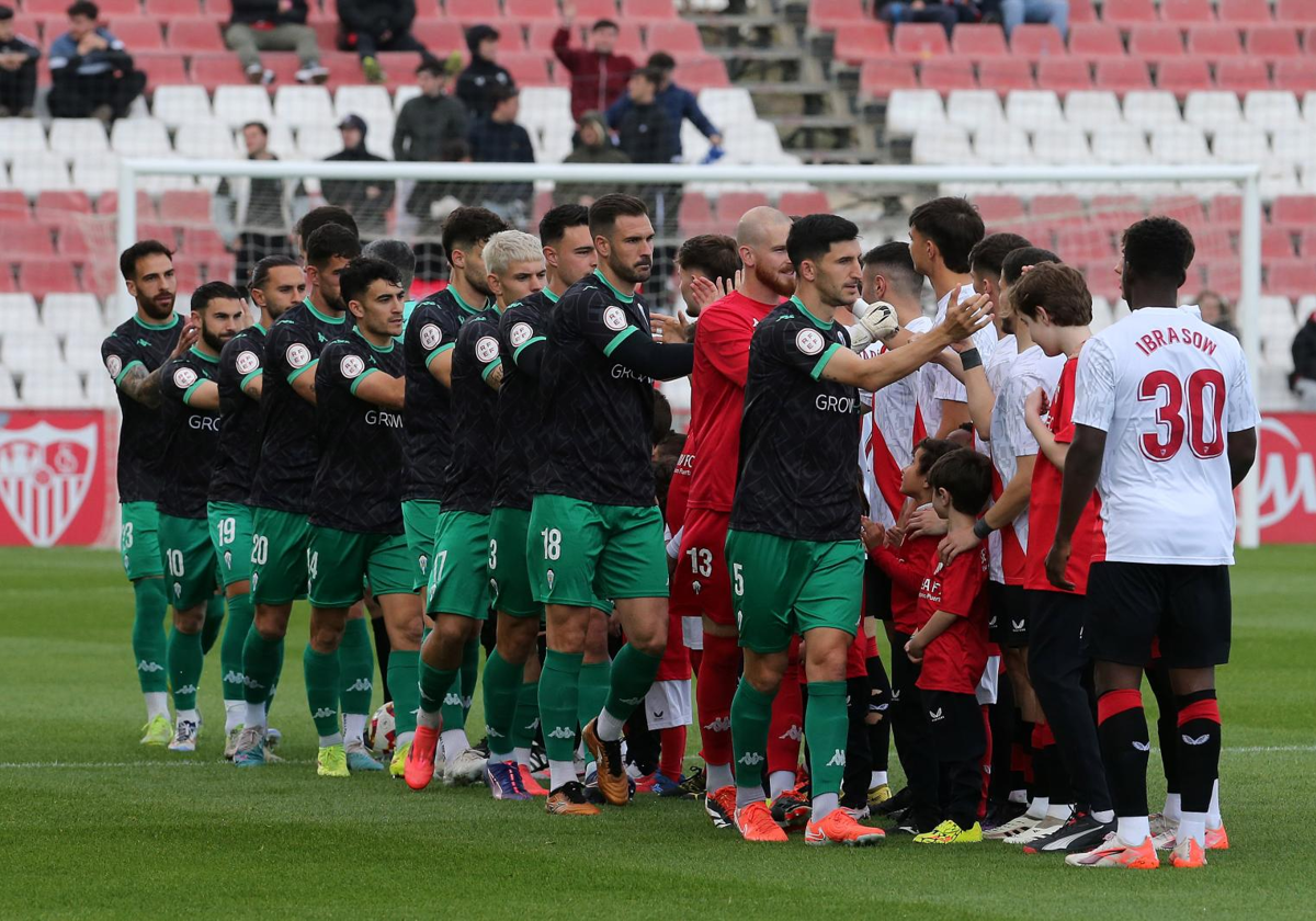 El Sevilla Atlético saludando a su rival, el Alcoyano, a quienes ganaron por 3-0