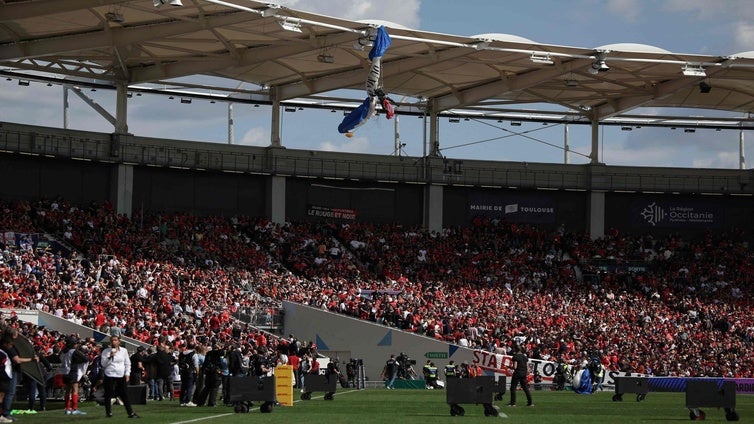 Susto en Toulouse: el espectáculo previo al partido acaba con un paracaidista colgado del techo del estadio