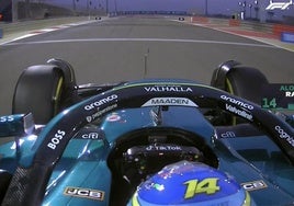 Alonso se queda con el volante en la mano en plena recta de Baréin