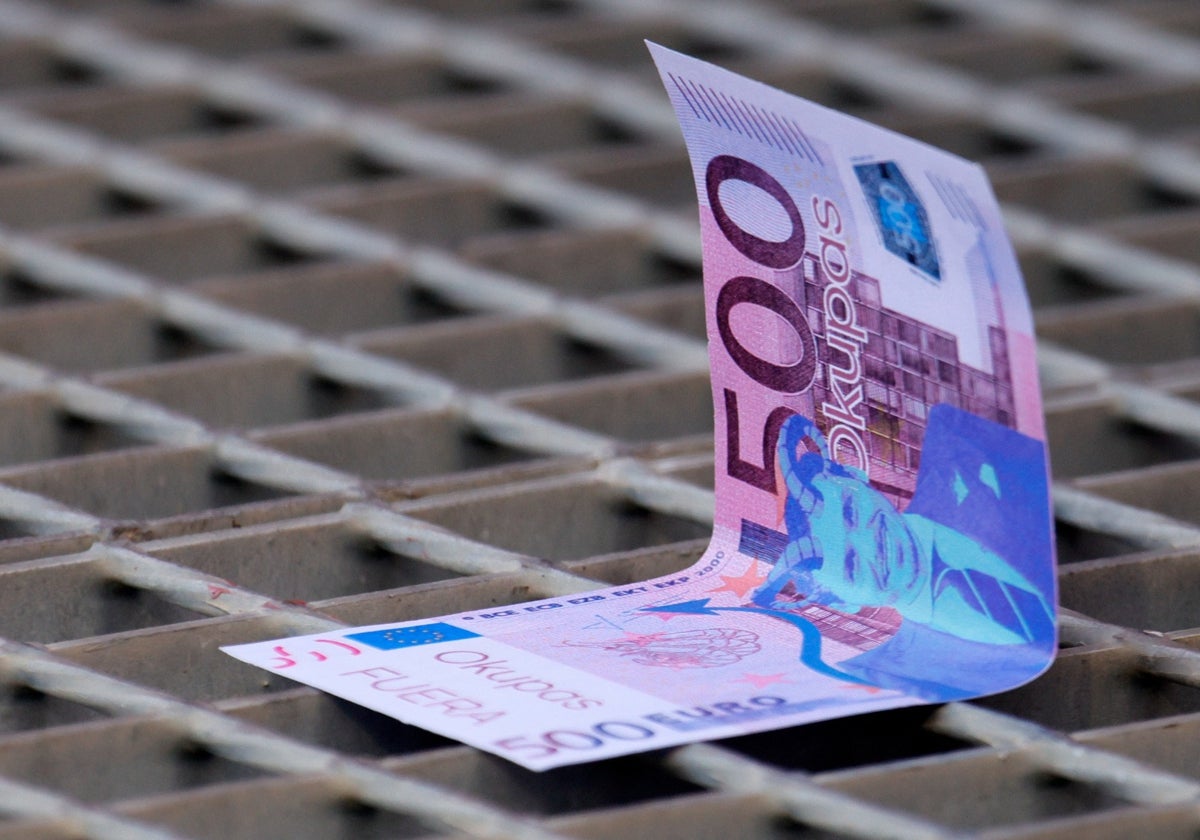 Un billete de los lanzados al consejo y al presidente, José María del Nido Carrasco, en una de las últimas manifestacionres realizadas