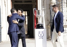 Joaquín y Jesús Navas entregan la Copa del Rey a Juanma Moreno tras su paseo por el Guadalquivir