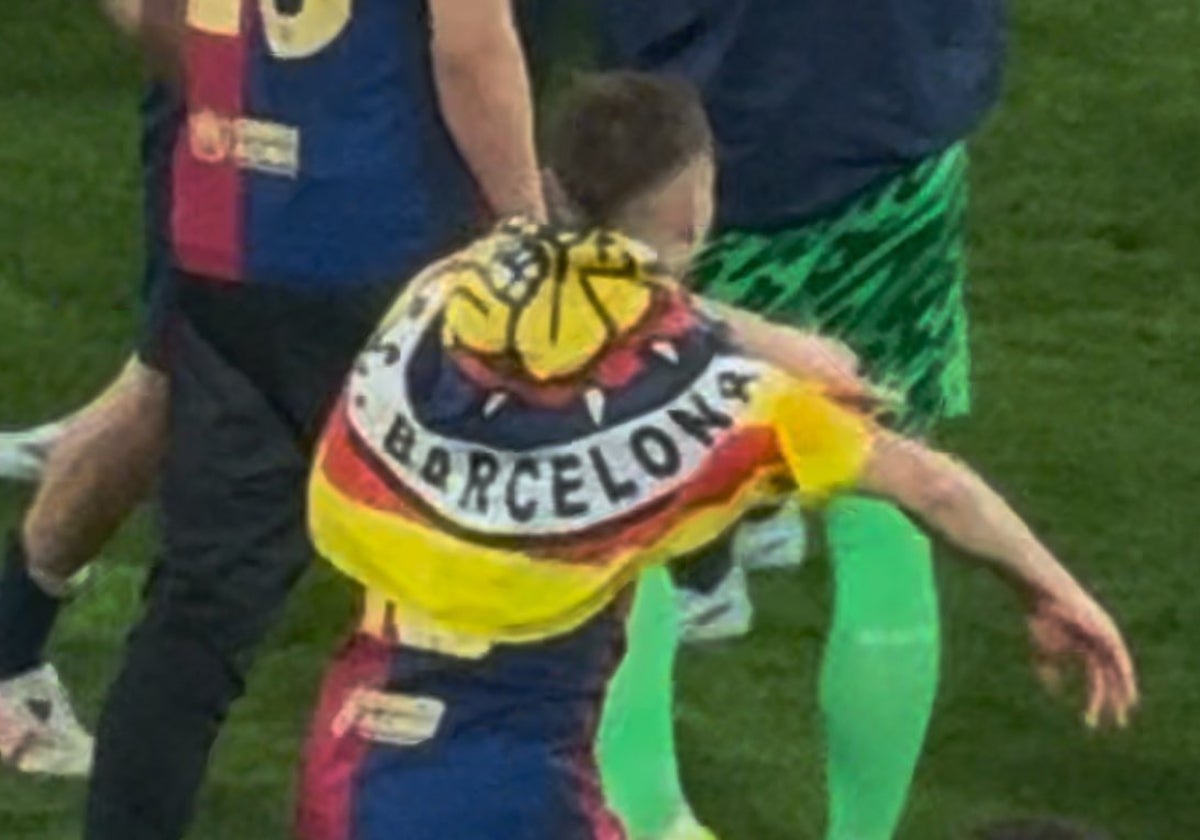 Fermín, luciendo la bandera de los Boixos Nois, grupo ultra del Barcelona