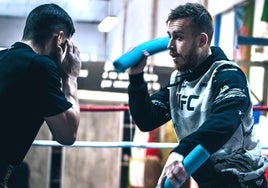 El entrenador de golpeo de Ilia Topuria: «A Islam Makhachev lo 'mata' en el 'striking'»