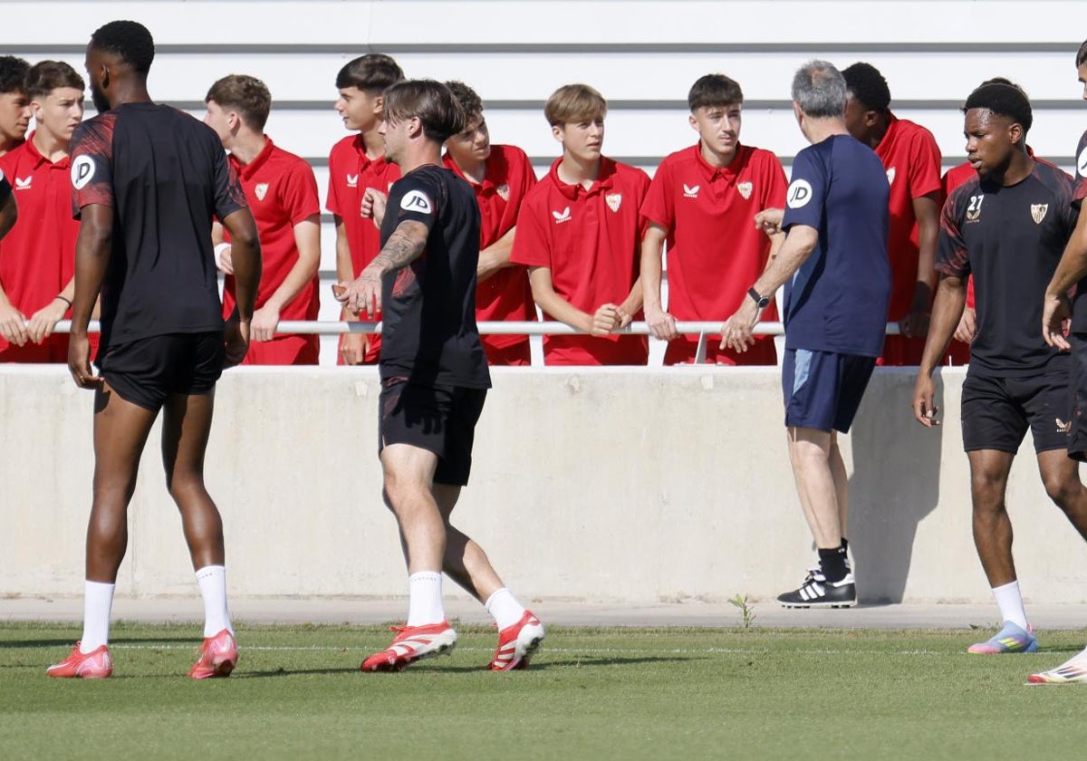 Caparrós saludando a los canteranos en la ciudad deportiva del Sevilla