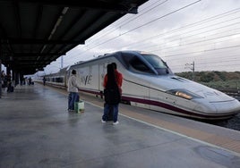 Más de 35.000 viajeros varados en trenes y aeropuertos a medio gas por el apagón masivo que afecta a toda España