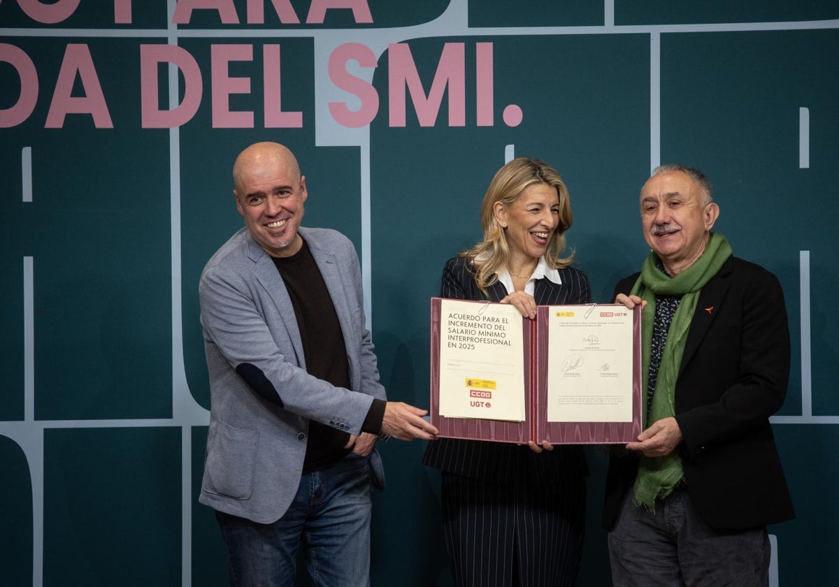 Yolanda Díaz junto a Pepe Álvarez y Unai Sordo tras la firma de la subida del SMI