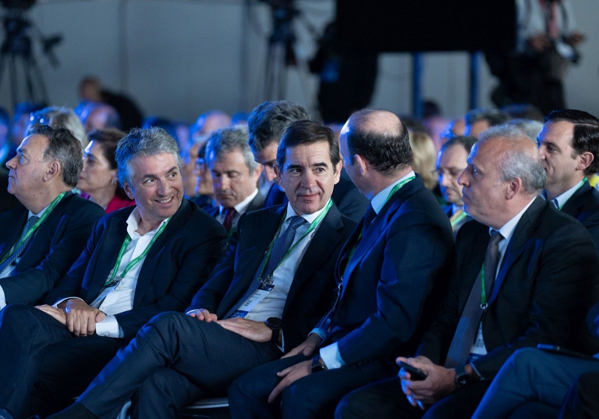 En el centro, Carlos Torres, presidente de BBVA, en el Círculo de Economía en Barcelona