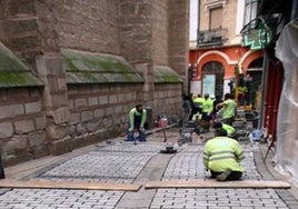 Mejoras en calles del Casco, autobuses gratis en el  Corpus o cine de verano, asuntos aprobados en la Junta de Gobierno
