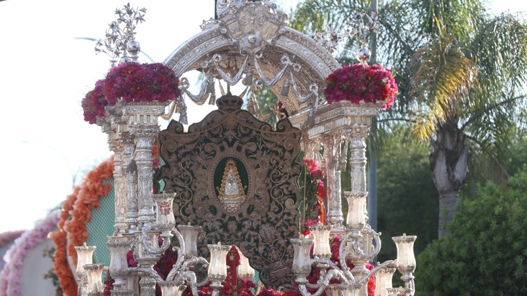 El simpecado del Rocío de Sevilla-El Salvador