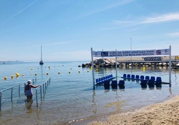 Fuengirola tiene la única playa de Andalucía con asientos dentro del mar
