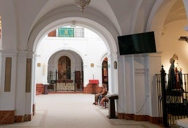 El Santuario del Rocío estrena dos pantallas de gran tamaño para mejorar la visibilidad de los cultos
