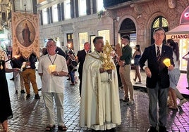 La Hermandad Matriz del Rocío de Almonte celebra el rosario en Roma sin su simpecado por un error en el traslado