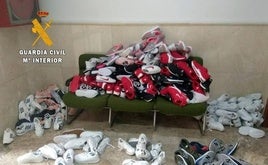 Investigado por intentar vender 245 pares de zapatillas falsas en un mercadillo de Alcaraz