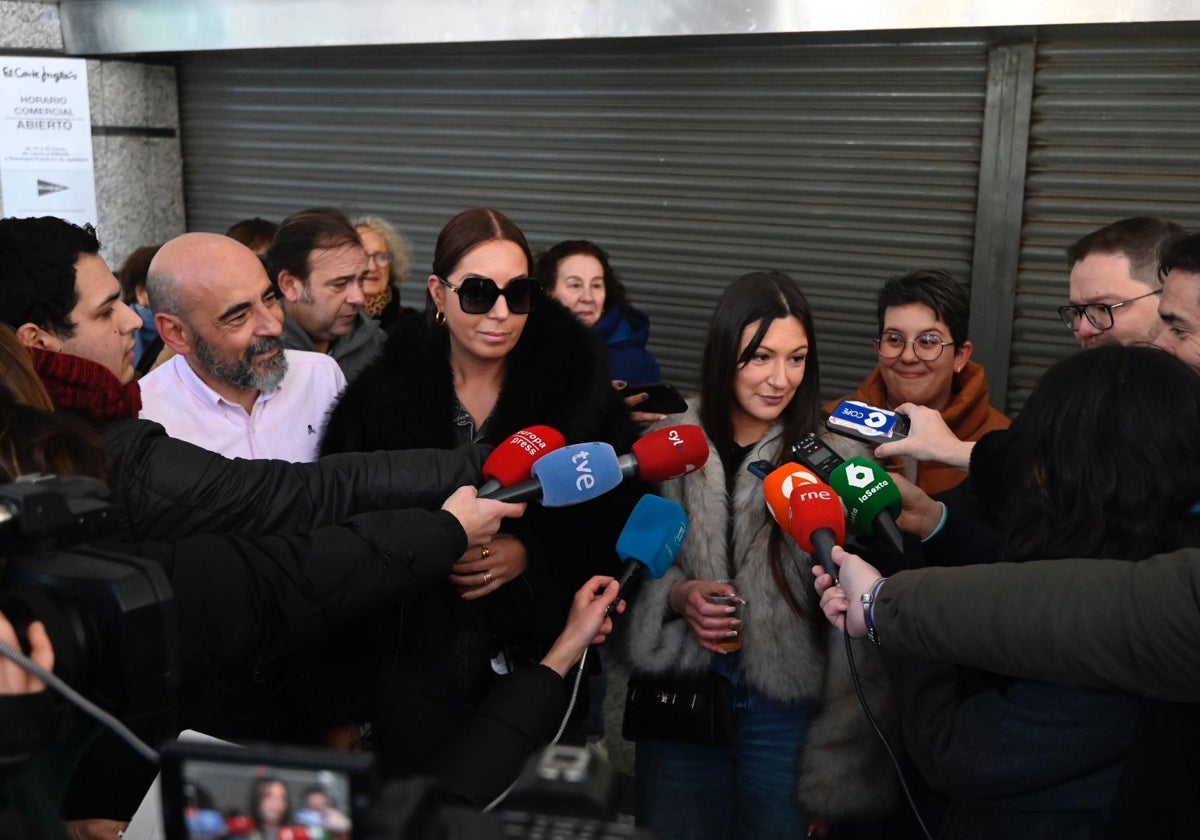 Una de las trabajadoras de la administración 19 y Raquel, hija del lotero que ha repartido el primer premio de 'El Niño'