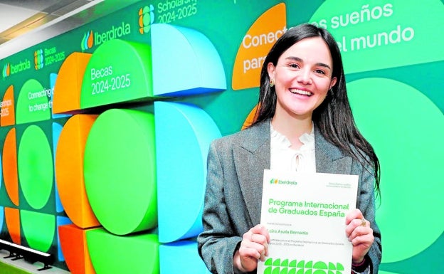 Leire Ayala, con su diploma