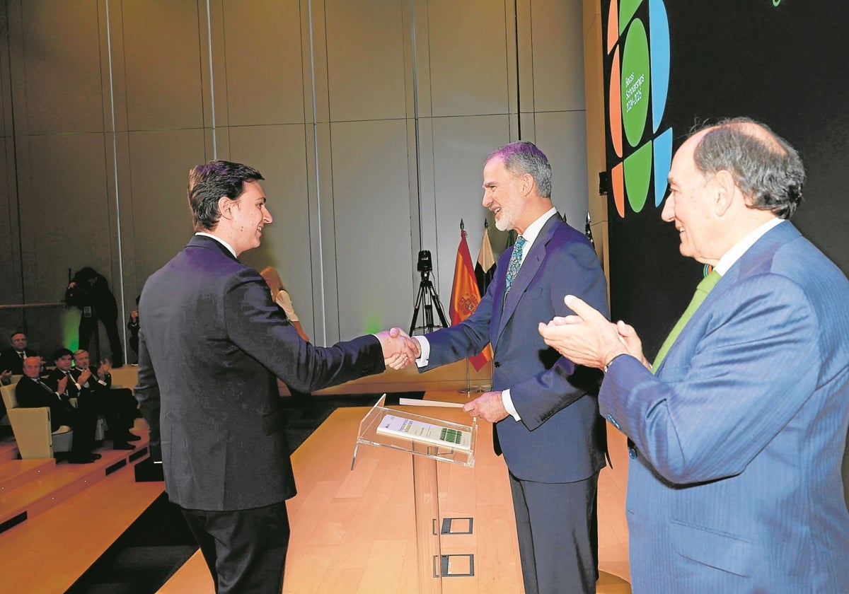 Adrián Carbajo recibe su título de manos del Rey