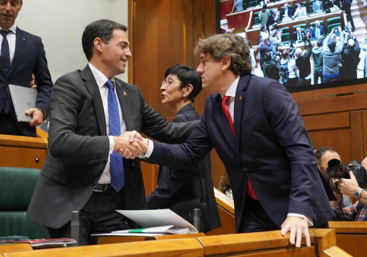 El lendakari Imanol Pradales, y el líder de los socialistas vascos, Eneko Andueza