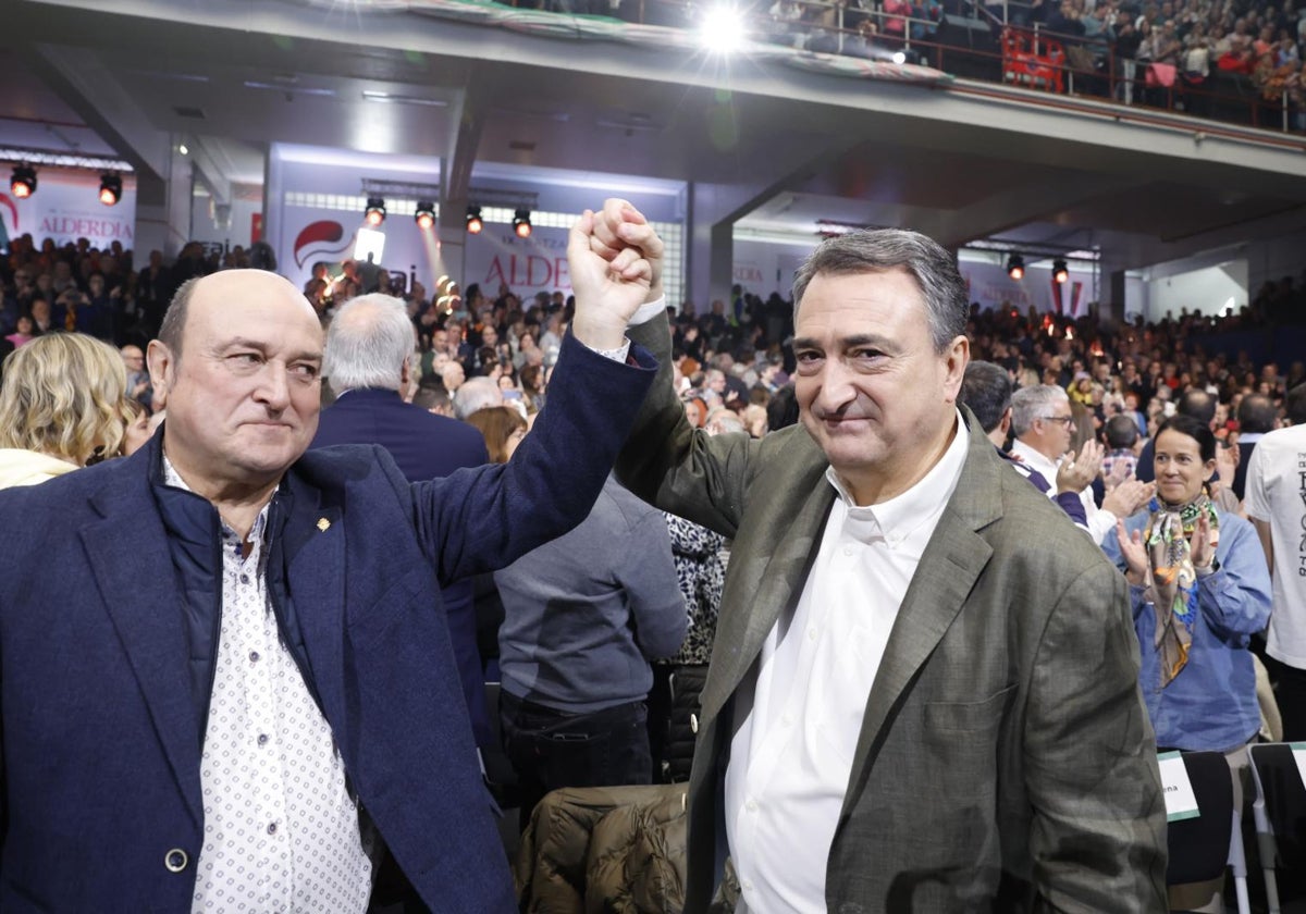 Aitor Esteban y Andoni Ortuzar durante el acto de proclamación del primero como presidente del PNV