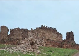 Tras el derrumbe del castillo, la delegada del Gobierno pide al Ayuntamiento de Almonacid un informe para ver «cómo podemos ayudar»
