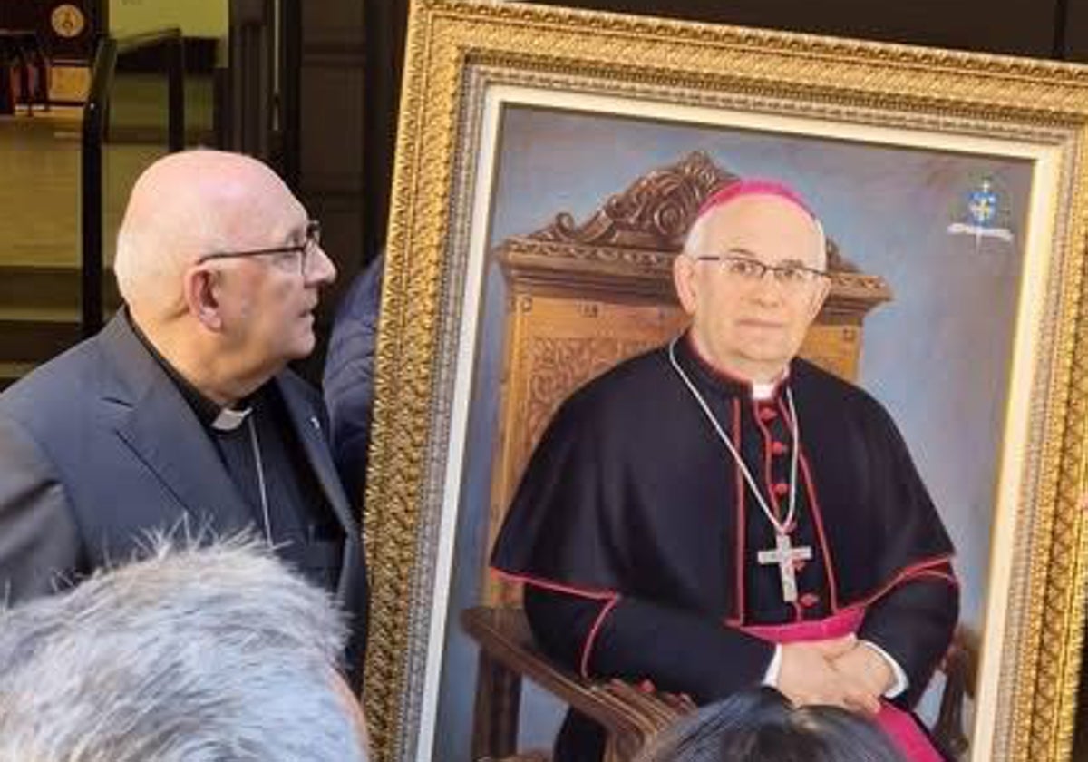 Don Ángel observa su retrato en el acto celebrado en la Diócesis de Albacete