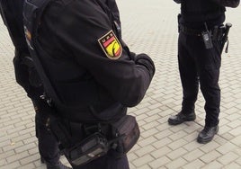 Ocho navajas intervenidas en una partida de chapas en la que la policía identifica a más de ochenta personas