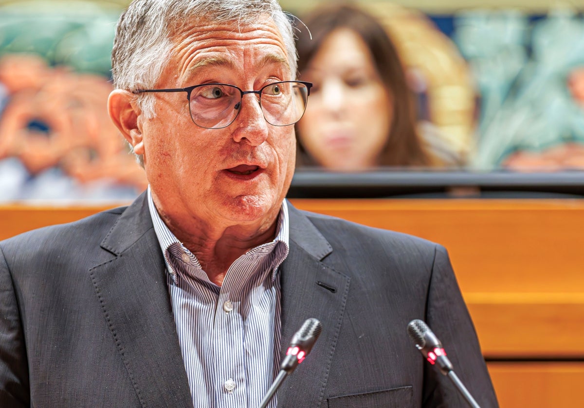 El consejero de Medio Ambiente y Turismo del Gobierno de Aragón, Manuel Blasco, responde a las preguntas relativas a la continuidad del Gran Premio de Moto GP en Alcañiz, durante su comparecencia en las Cortes, este jueves
