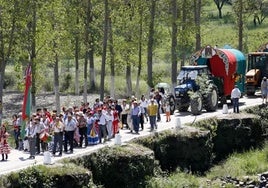 Devoción en un peregrinaje al santuario de la Virgen de la Cabeza marcado por la despedida del Papa Francisco