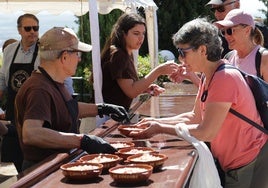 Miles de personas se toman las tradicionales habas en las Ermitas de Córdoba