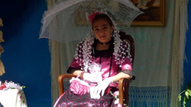Una joven preside la Fiesta de la Maya