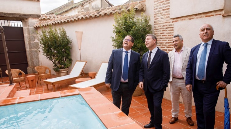 En la zona de la piscina de la hospedería