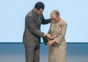 María Castellano, recibiendo de la Medalla de Andalucía de manos de Juanma Moreno