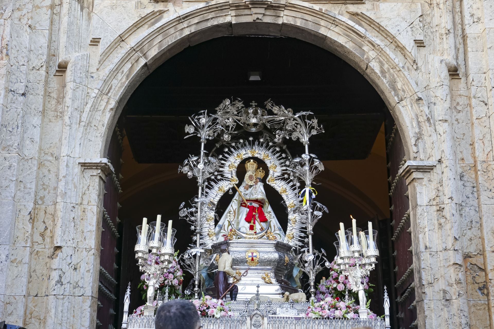 La festiva procesión de la Virgen de la Cabeza por Córdoba, en imágenes