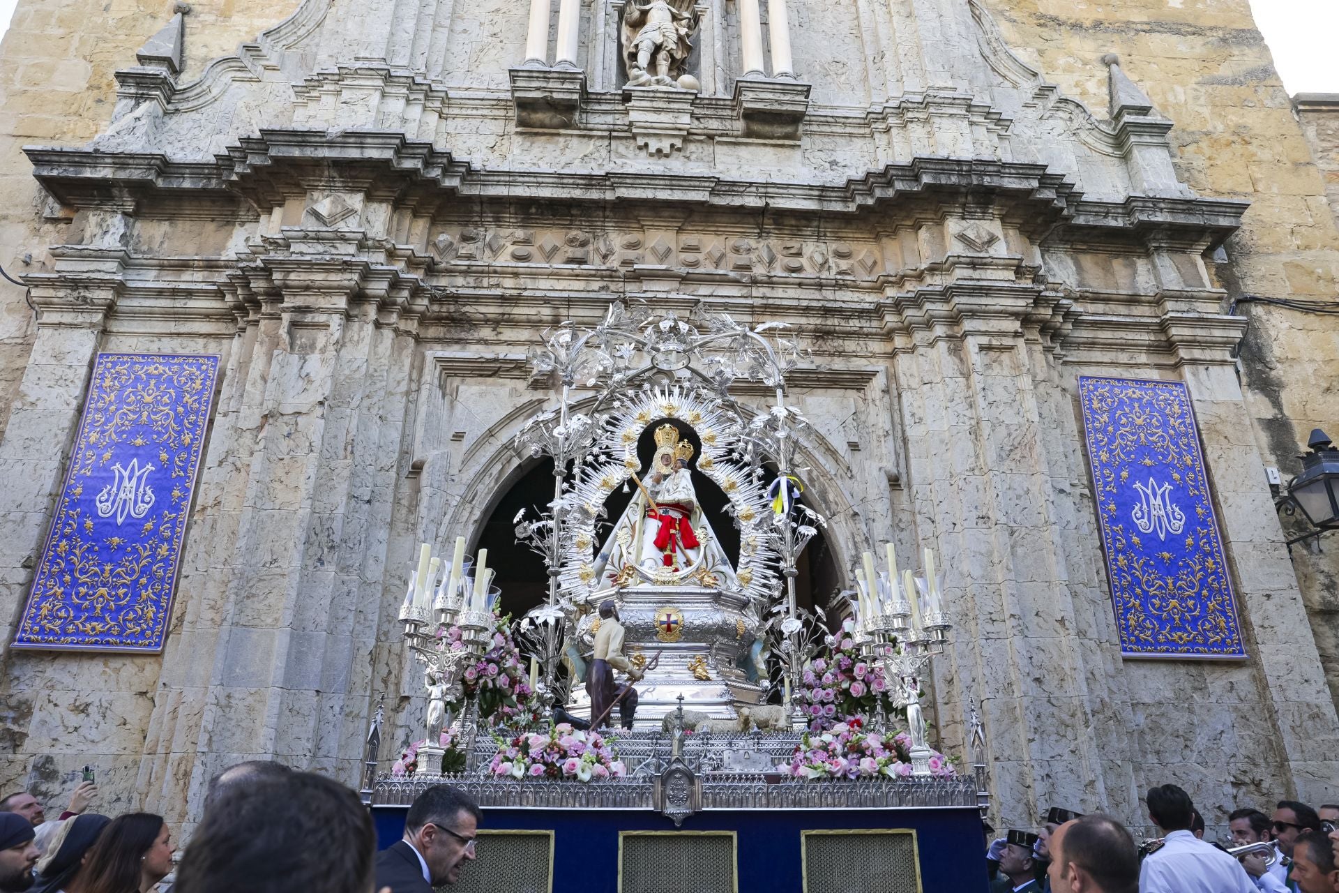 La festiva procesión de la Virgen de la Cabeza por Córdoba, en imágenes