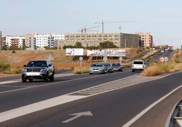 Un conductor lesiona a dos mayores en un choque en la carretera del Aeropuerto y se da a la fuga