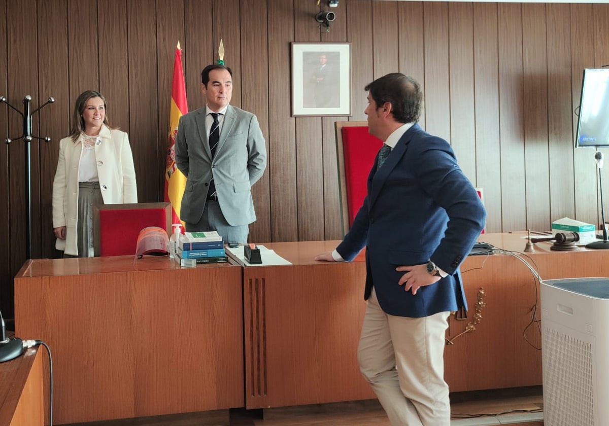 Visita del consejero de Justicia (centro), José Antonio Nieto, a la sede judicial de Montilla