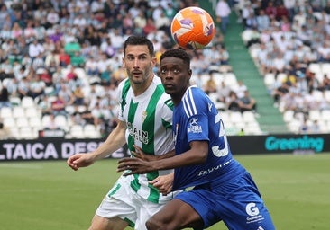 Albarrán persigue el balón ante un rival en El Arcángel