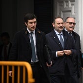 José Luis Ábalos con sus abogados en el Tribunal Supremo