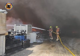 Cortan la circulación de Cercanías por las llamas de un incendio junto a las vías en las afueras de Valencia