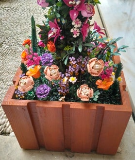 Imagen secundaria 2 - Imagen del patio, del arco y las flores realizadas con LEGO