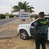 Un agente custodia uno de los accesos a la localidad de Fuente Palmera