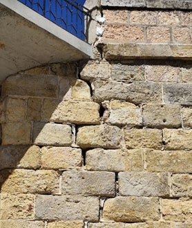 Imagen secundaria 2 - Desde el Ayuntamiento de San Esteban de Gormaz denuncian que el puente presenta varios puntos en «muy mal estado» y que lo que se cayó hace dos meses «sigue caído»