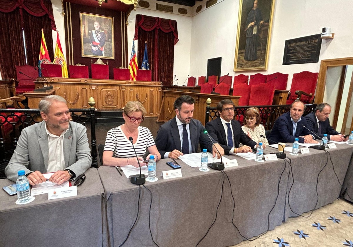 Reunión de la Mesa Local del Agua de Elche, con el alcalde, Pablo Ruz, la vicepresidenta de la Diputación, Ana Serna, y portavoces agrarios