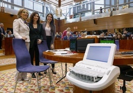 Las taquígrafas vuelven a los plenos de la Asamblea de Madrid cinco años después y podrán recoger con fidelidad las broncas