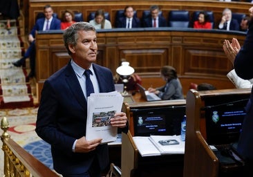 Alberto Núñez Feijóo, al terminar su discurso el miércoles en el Congreso, con el presidente Sánchez al fondo